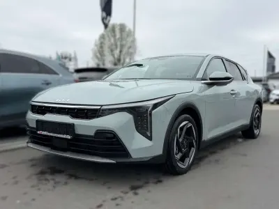 Neu Kia K4 Spirit 150 PS (110 kW) 2026 Morgenbrise grau metallic Limousine