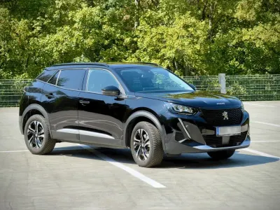 Gebraucht Peugeot e-2008 Allure 100 kW (136 PS) 2022 Schwarz SUV