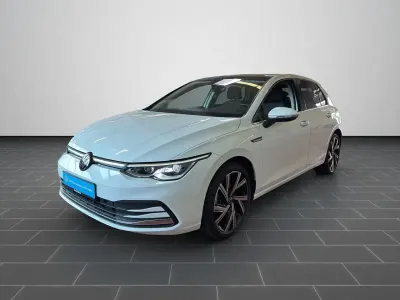 Gebraucht VW Golf VII 150 PS (110 kW) 2021 Pure white Kleinwagen
