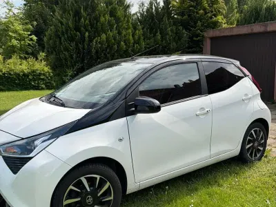 Używany Toyota Aygo 72 KM (52 kW) 2021 Biały Hatchback