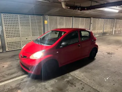 Gebraucht Toyota Aygo 75 PS (55 kW) 2006 Rot Kleinwagen