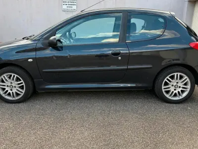 Gebraucht Peugeot 206 75 PS (55 kW) 2011 Grau Kleinwagen