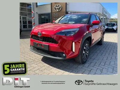 Neu Toyota Yaris Cross 131 PS (96 kW) 2026 Rot SUV