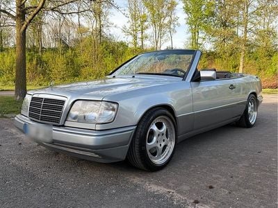 Usata Mercedes E220 150 CV (110 kW) 1993 Argento Cabrio