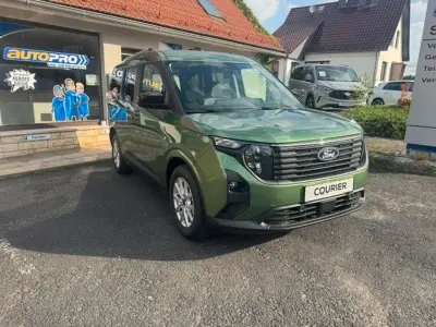 Neu Ford Tourneo Courier Titanium 125 PS (91 kW) 2026 Bursting green Van / Kleinbus