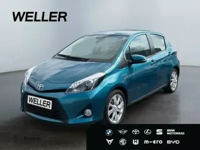 Gebraucht Toyota Yaris Hybrid Club 101 PS (74 kW) 2014 Blau Kleinwagen