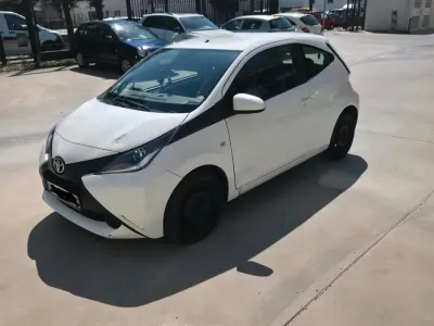 Gebraucht Toyota Aygo 69 PS (50 kW) 2016 Weiß Kleinwagen