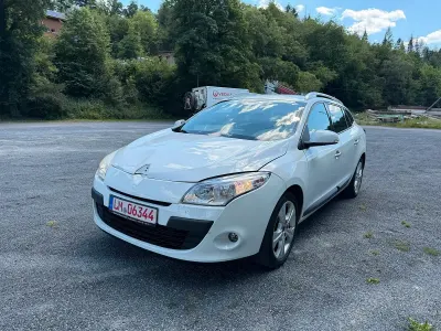 Gebraucht Renault Mégane GrandTour Dynamique 130 PS (95 kW) 2010 Weiß Kombi