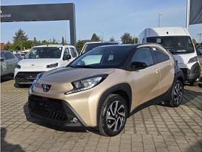 Neu Toyota Aygo X 72 PS (52 kW) 2025 Grau (ginger beige / black mica) SUV