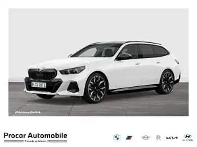 Gebraucht BMW 550 489 PS (359 kW) 2025 Weiß (alpinweiss iii) Kombi