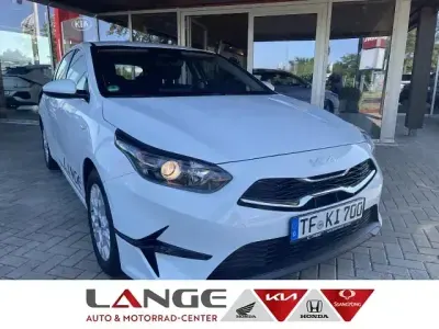 Gebraucht Kia Ceed 101 PS (74 kW) 2025 (wd) cararraweiss Kleinwagen