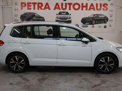 Gebraucht VW Touran Highline 150 PS (110 kW) 2022 Weiß Van / Kleinbus