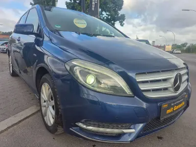 Gebraucht Mercedes B180 122 PS (89 kW) 2012 Blau Kleinwagen