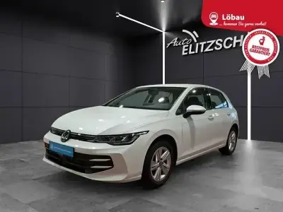 Gebraucht VW Golf VIII Life 150 PS (110 kW) 2025 Oryxweiß perlmutteffekt Limousine