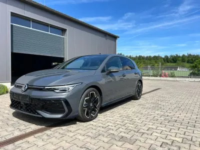 Ny VW Golf VIII R-line Plus 150 HK (110 kW) 2026 Grå Sedan