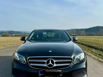 Używany Mercedes E220 194 KM (142 kW) 2017 Czarny Sedan/Limuzyna