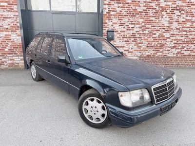 Usata Mercedes E220 150 CV (110 kW) 1994 Blu Station wagon