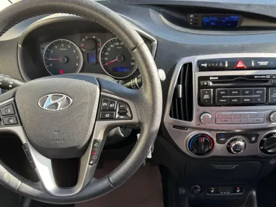 Gebraucht Hyundai i20 Edition 86 PS (63 kW) 2015 Schwarz Kleinwagen
