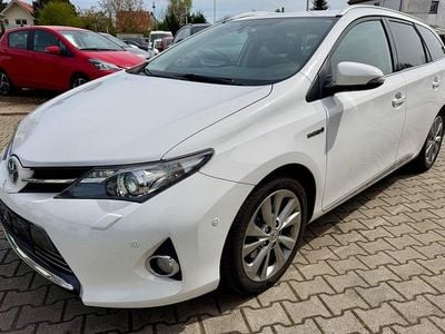 Second-hand Toyota Auris Touring Sports Executive 99 CP (72 kW) 2015 Alb Break