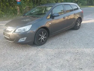 Gebraucht Opel Astra Edition 125 PS (91 kW) 2011 Grau Limousine