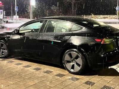 Begagnad Tesla Model 3 Standard Range Plus 220 kW (300 HK) 2021 Svart Sedan