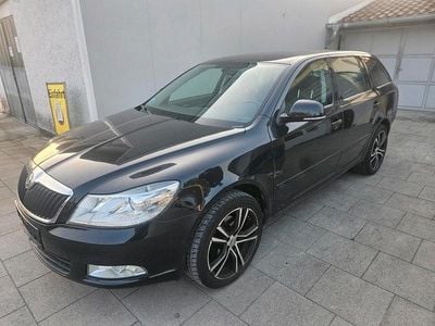 Schwarz Gebraucht 2012 Skoda Octavia Kombi | 5.300 € (Superpreis)