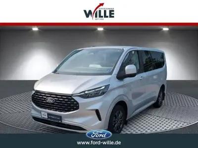 Gebraucht Ford Tourneo Titanium 136 PS (100 kW) 2025 Silber Van / Kleinbus