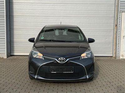 Usado Toyota Yaris Comfort 99 HP (72 kW) 2014 Cinzento Citadino