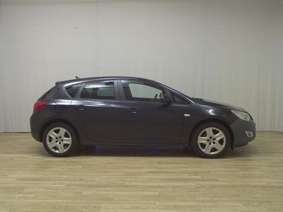 Second-hand Opel Astra 125 CP (91 kW) 2011 Negru Berlinǎ