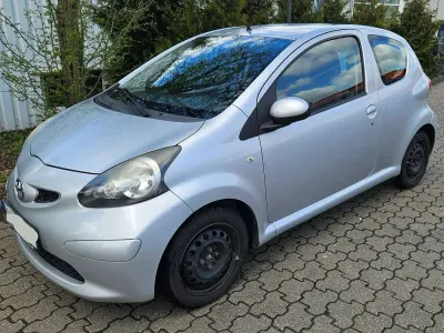 Gebraucht Toyota Aygo 68 PS (50 kW) 2009 Silber Kleinwagen