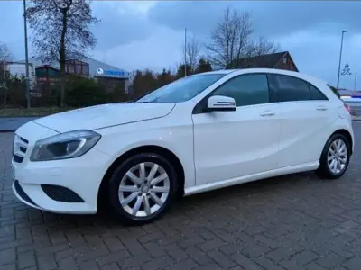 Używany Mercedes A180 122 KM (89 kW) 2014 Biały Sedan/Limuzyna