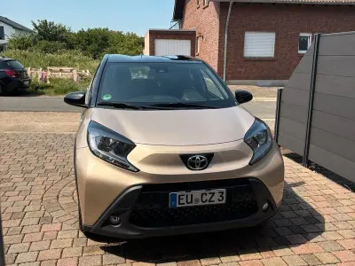 Gebraucht Toyota Aygo Pulse 72 PS (52 kW) 2023 Beige Kleinwagen