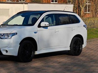 Gebraucht Mitsubishi Outlander P-HEV 121 PS (88 kW) 2014 Weiß SUV