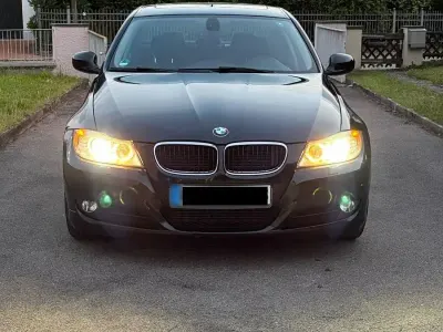 Gebraucht BMW 318 143 PS (105 kW) 2011 Schwarz Limousine