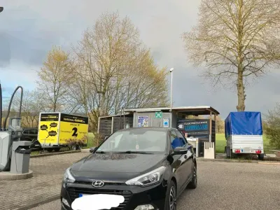 Gebraucht Hyundai i20 101 PS (74 kW) 2017 Schwarz Kleinwagen