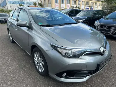 Gebraucht Toyota Auris Comfort 111 PS (81 kW) 2015 New medium silver/ grey Kombi