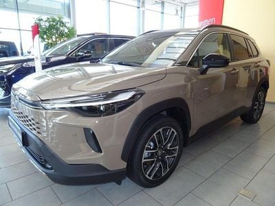 Neu Toyota Corolla Cross 178 PS (130 kW) 2026 Hell braun metallic SUV