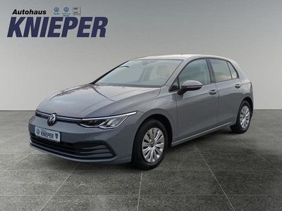 Gebraucht VW Golf VIII Basis 90 PS (66 kW) 2022 Mondsteingrau Limousine