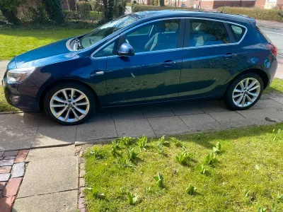 Gebraucht Opel Astra 116 PS (85 kW) 2011 Blau Limousine