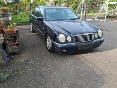 Brugt Mercedes E320 224 HK (164 kW) 1999 Blå Sedan