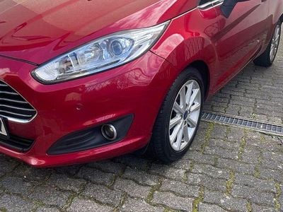 Second-hand Ford Fiesta Titanium 101 CP (74 kW) 2016 Roșu Hatchback