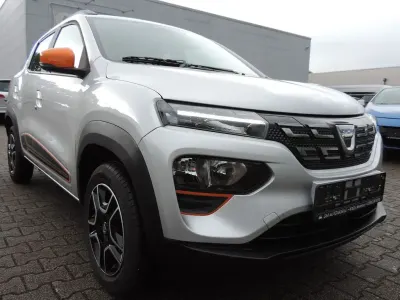 Usado Dacia Spring Comfort Plus 33 kW (45 CV) 2022 Plateado Utilitario