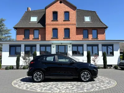 Gebraucht Hyundai Kona Select 100 kW (136 PS) 2022 Schwarz SUV