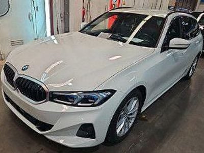 Weiß Gebraucht 2023 BMW 318 Shadowline Kombi | 30.899 € (Fairer Preis)