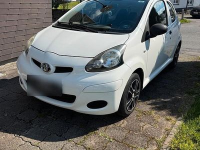 Gebraucht Toyota Aygo 68 PS (50 kW) 2011 Weiß Kleinwagen