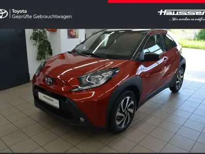 Neu Toyota Aygo X 72 PS (52 kW) 2025 Chili red perleffekt/dach myst SUV