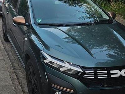 Grün Gebraucht 2023 Dacia Jogger Extreme Van / Kleinbus | 17.750 € (Fairer Preis)