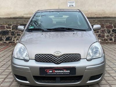 Usado Toyota Yaris Sol 87 HP (63 kW) 2005 Cinzento Sedan