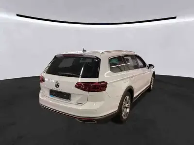 Gebraucht VW Passat Alltrack 200 PS (147 kW) 2023 Weiß (gletscherweiß metallic) Kombi