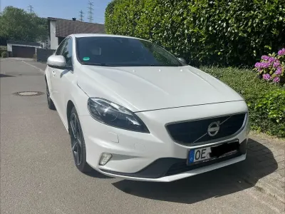 Gebraucht Volvo V40 R-Design Summum 150 PS (110 kW) 2015 Weiß Limousine